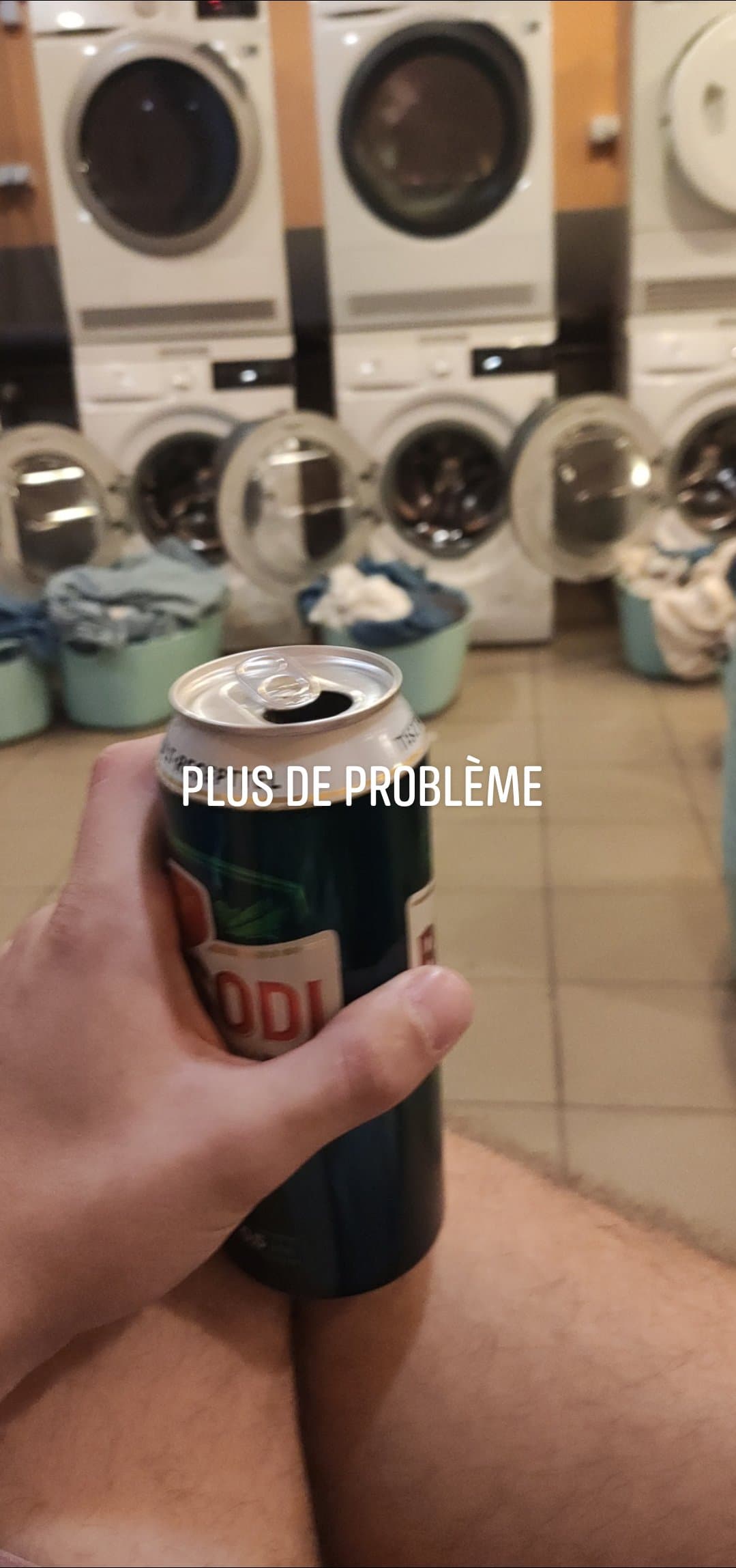 Photo d’une main tenant une bière avec écrit “Plus de problème”