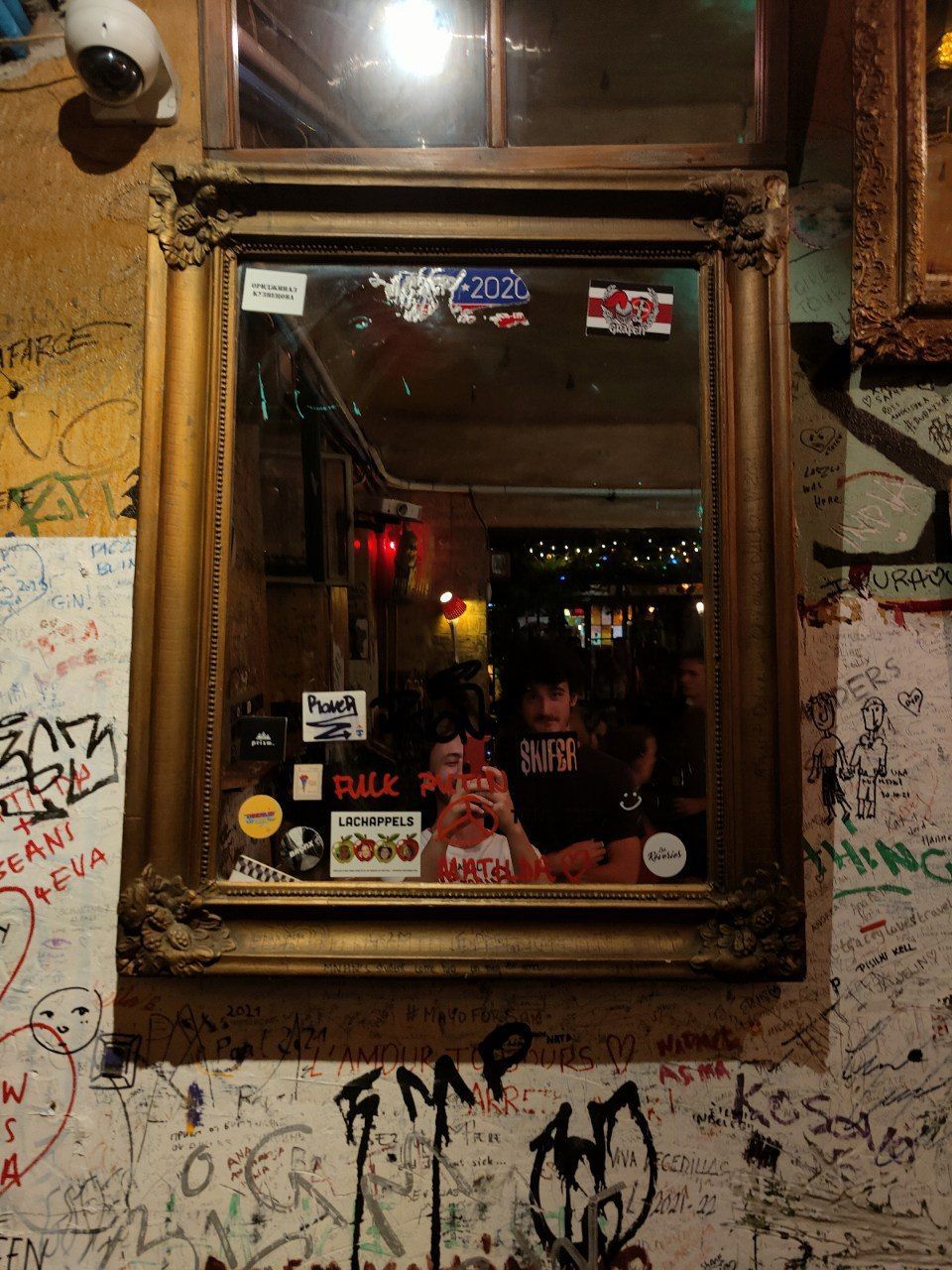 Photo dans une miroir dans un ruin bar