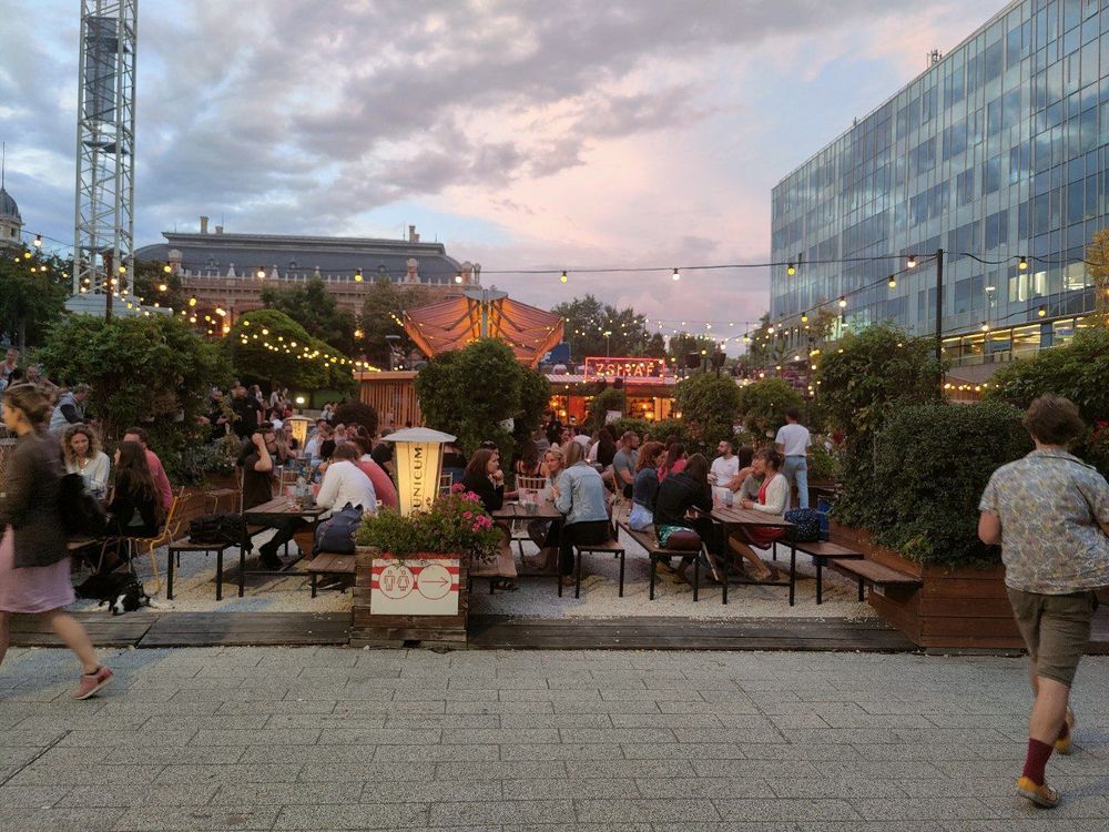 Vue du Sziraf une guinguette en fin de journée