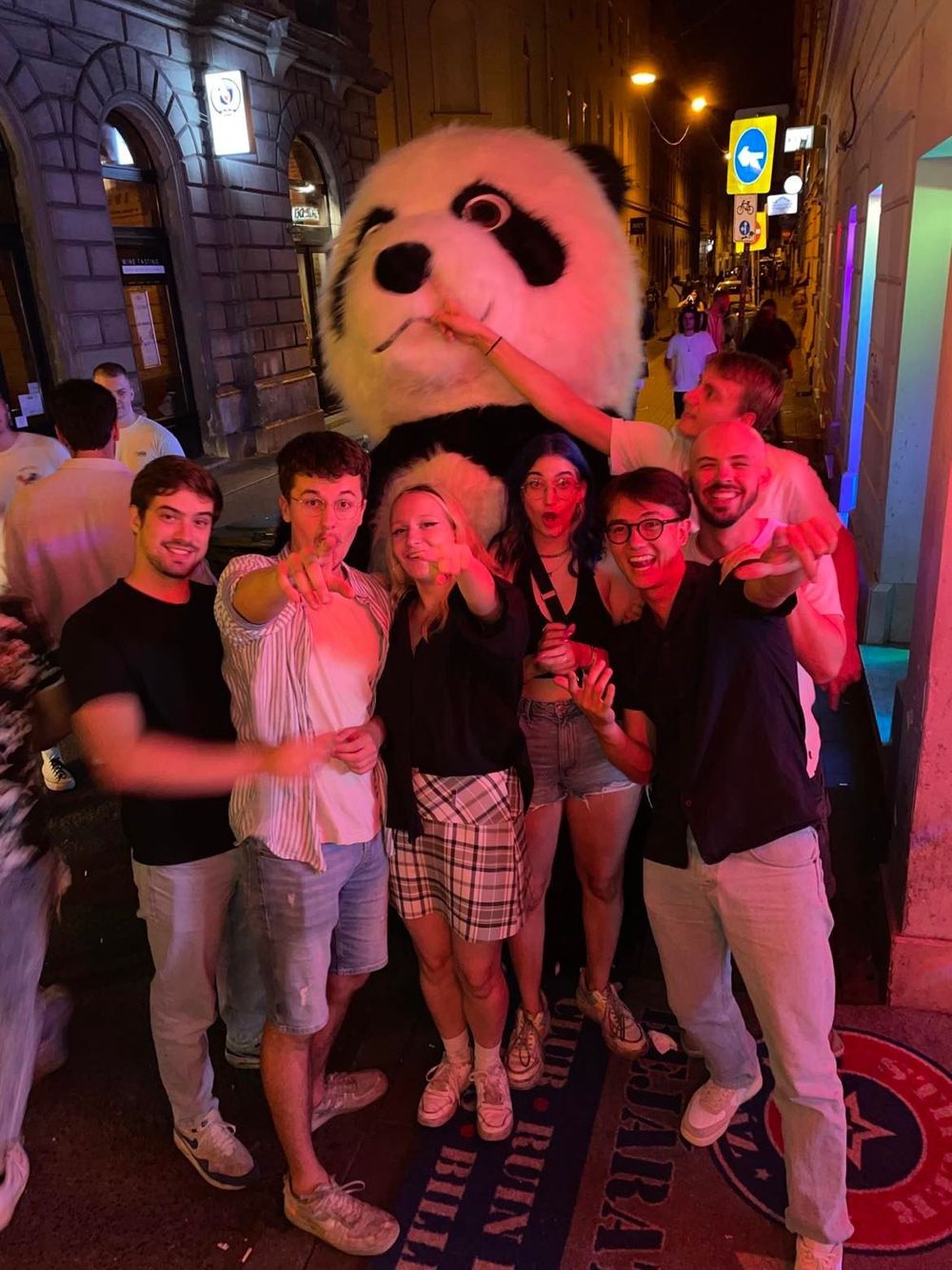 Photos de nous tous·tes avec une grosse peluche de Panda